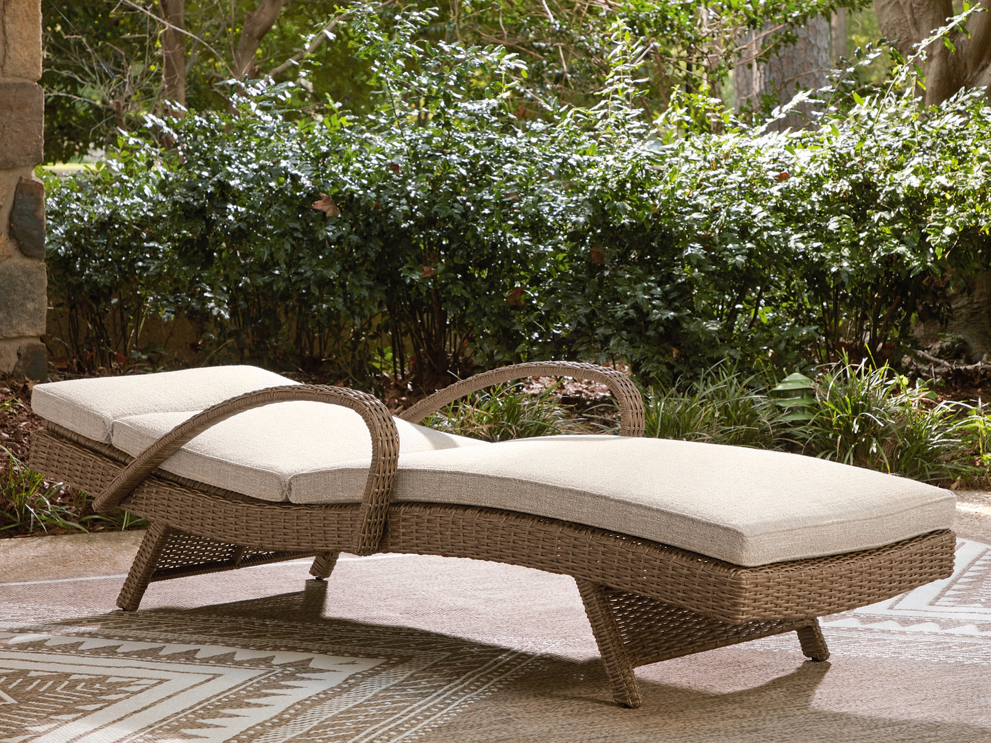 Laguna Heights Chaise Lounge with Cushion